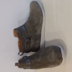 Vionic moss green suede ankle boots size 9